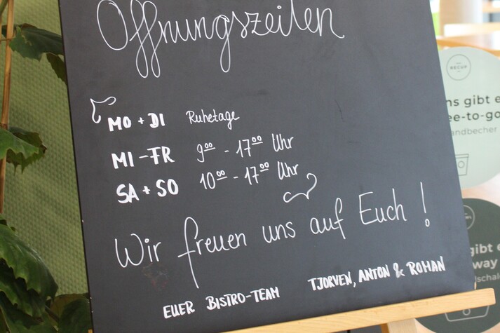 Tafel mit &Ouml;ffnungszeiten des Bistro Tjorven.