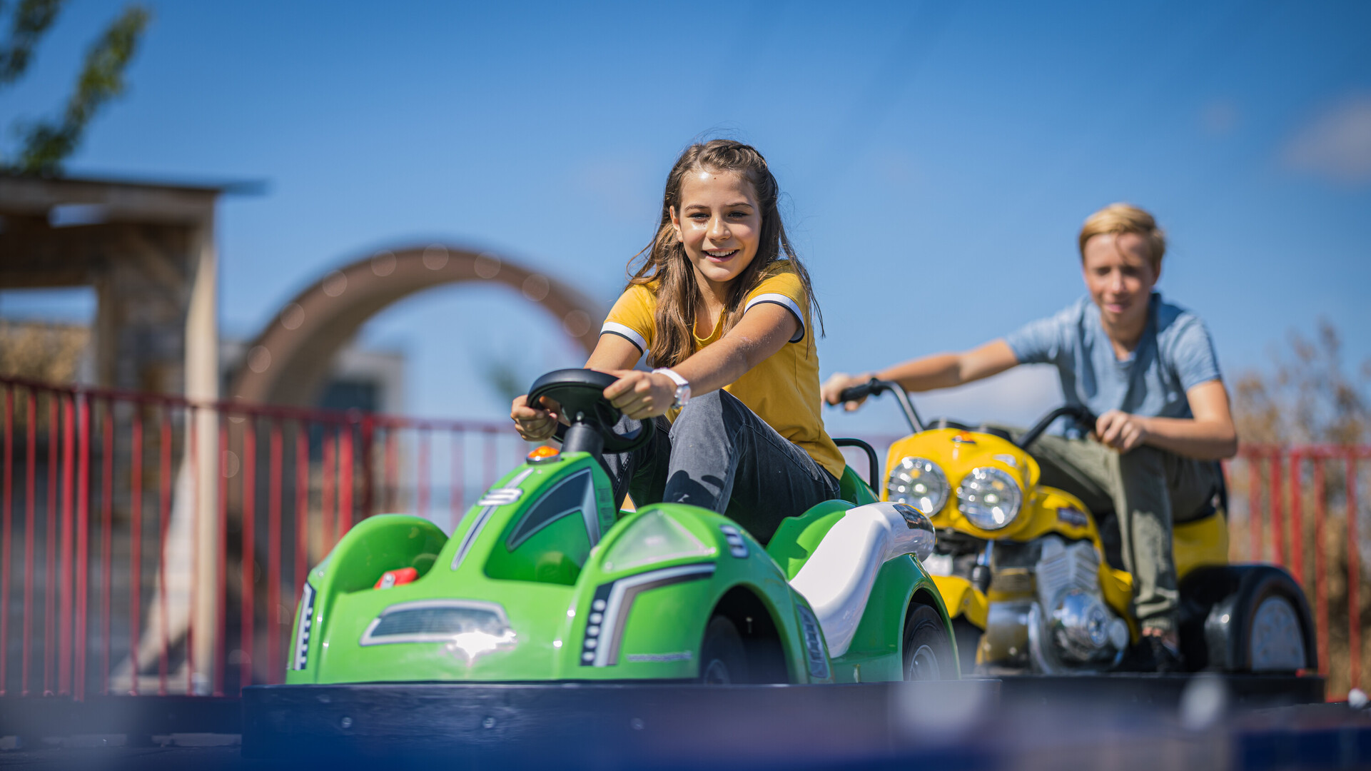 Zwei Kinder auf der E-Kartbahn im Themenpark der KLIMA ARENA.