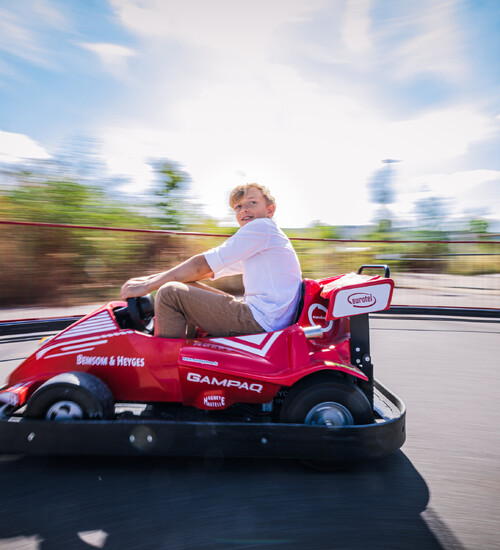 Ein Junge auf der E-Kartbahn im Themenpark der KLIMA ARENA.