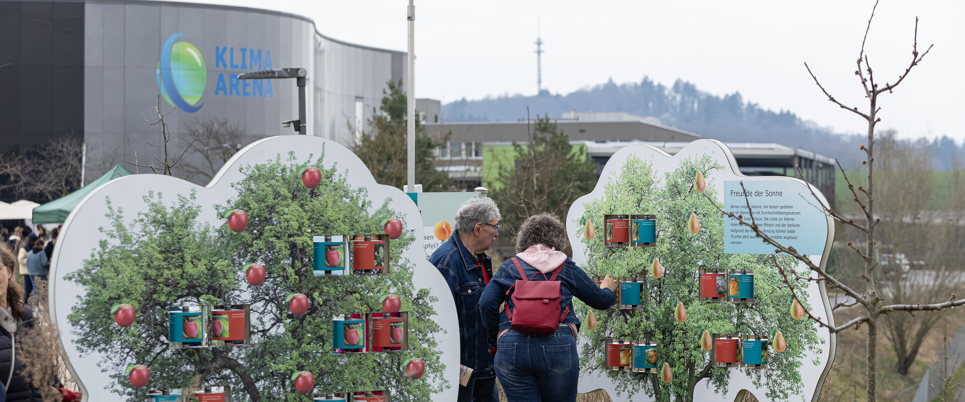 Besucherpaar im Ausstellungsbereich Streuobstwiese.