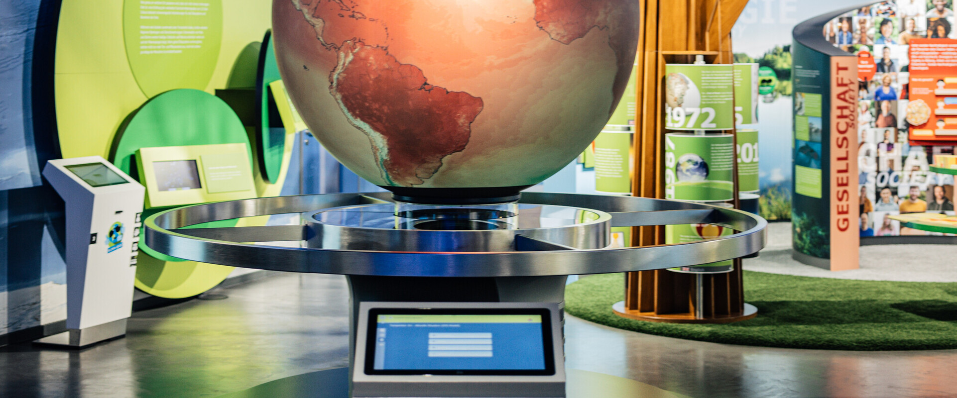 Blick auf den interaktiven Globus und das Terminal zur Bedienung.