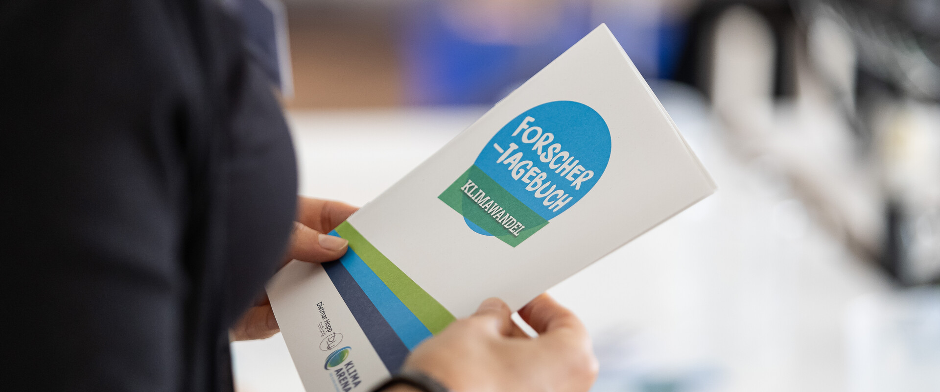 Nahaufnahem des Forschertagebuchs, in dem Sch&uuml;ler die Ergebnisse ihrer Experimente festhalten.